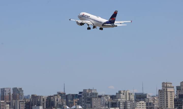 Cade investiga possível alinhamento de preços entre Latam e Gol