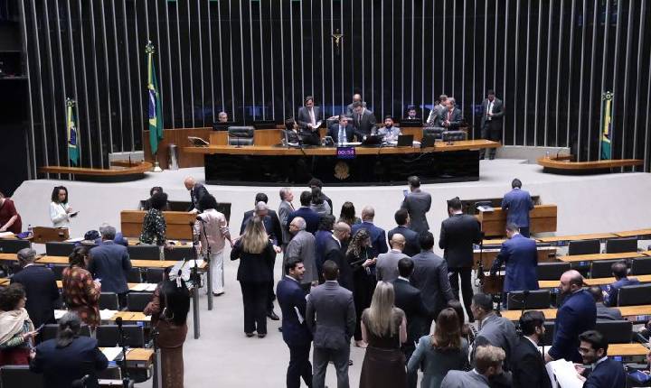 Câmara analisa projeto que submete ao Ministério da Agricultura normas sobre espécies animais e vegetais; acompanhe