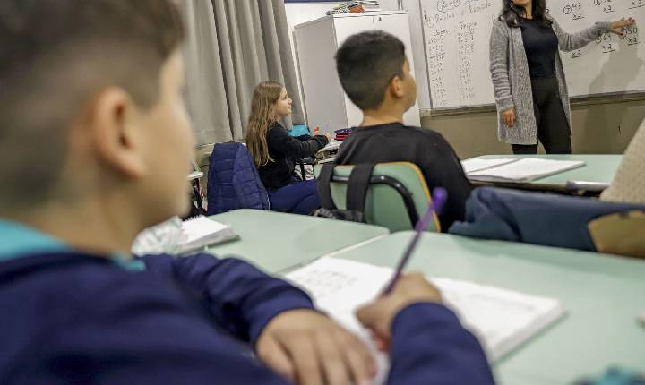 CNTE comemora reajuste do piso do magistério; prefeitos contestam