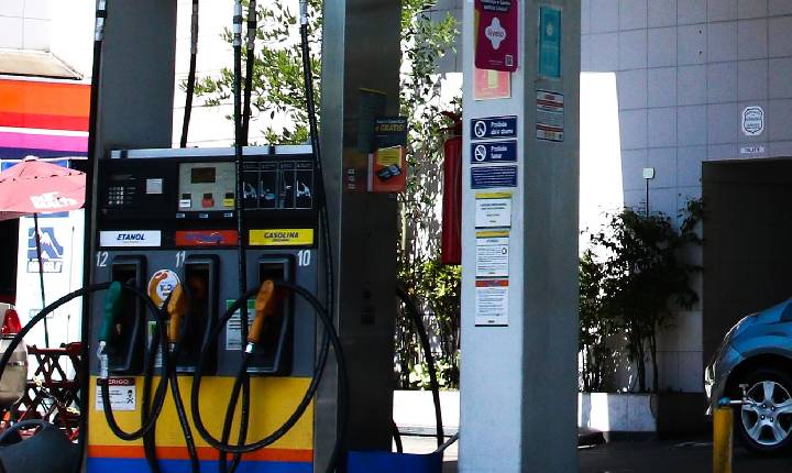 Concorrência do etanol e subvenção fazem preço da gasolina cair