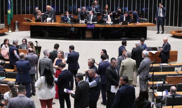 Deputados aprovam projeto que torna crime aumento abusivo de preços de combustíveis