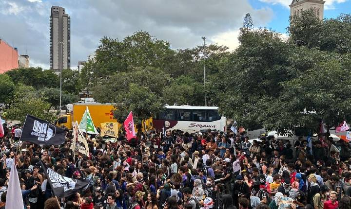 Em ato na capital paulista, estudantes criticam políticas educacionais