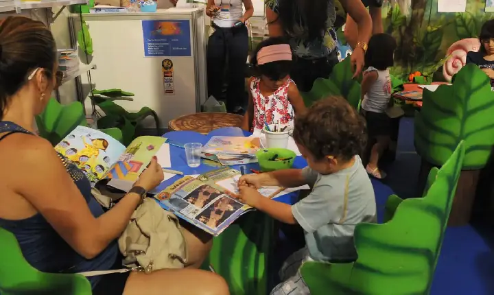 Estudo revela que 53% das famílias raramente leem para criança
