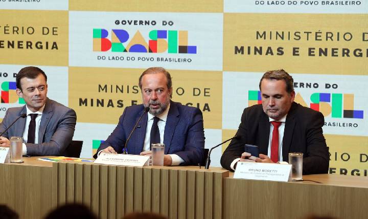 Governo cria subsídio de até R$ 0,89 para segurar preço da gasolina