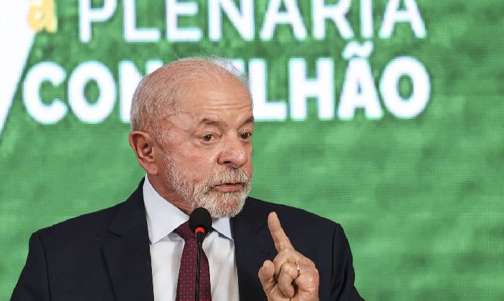 Governo estuda devolução de celular roubado nos Correios, diz Lula