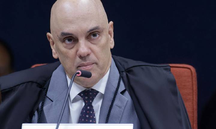 Moraes pede parecer da PGR sobre incluir Jair e Flávio em inquérito
