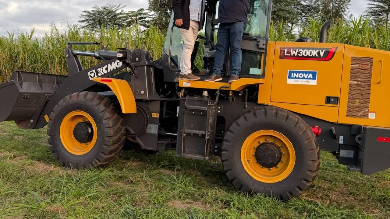 Nova pá carregadeira reforça frota da Secretaria Municipal de Obras de Bonito