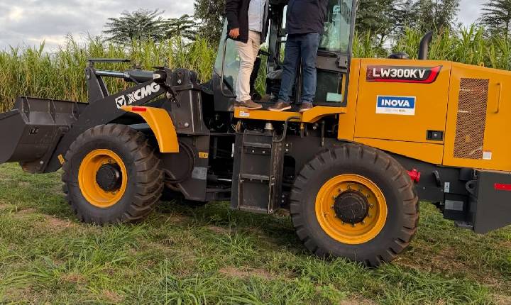 Nova pá carregadeira reforça frota da Secretaria Municipal de Obras de Bonito