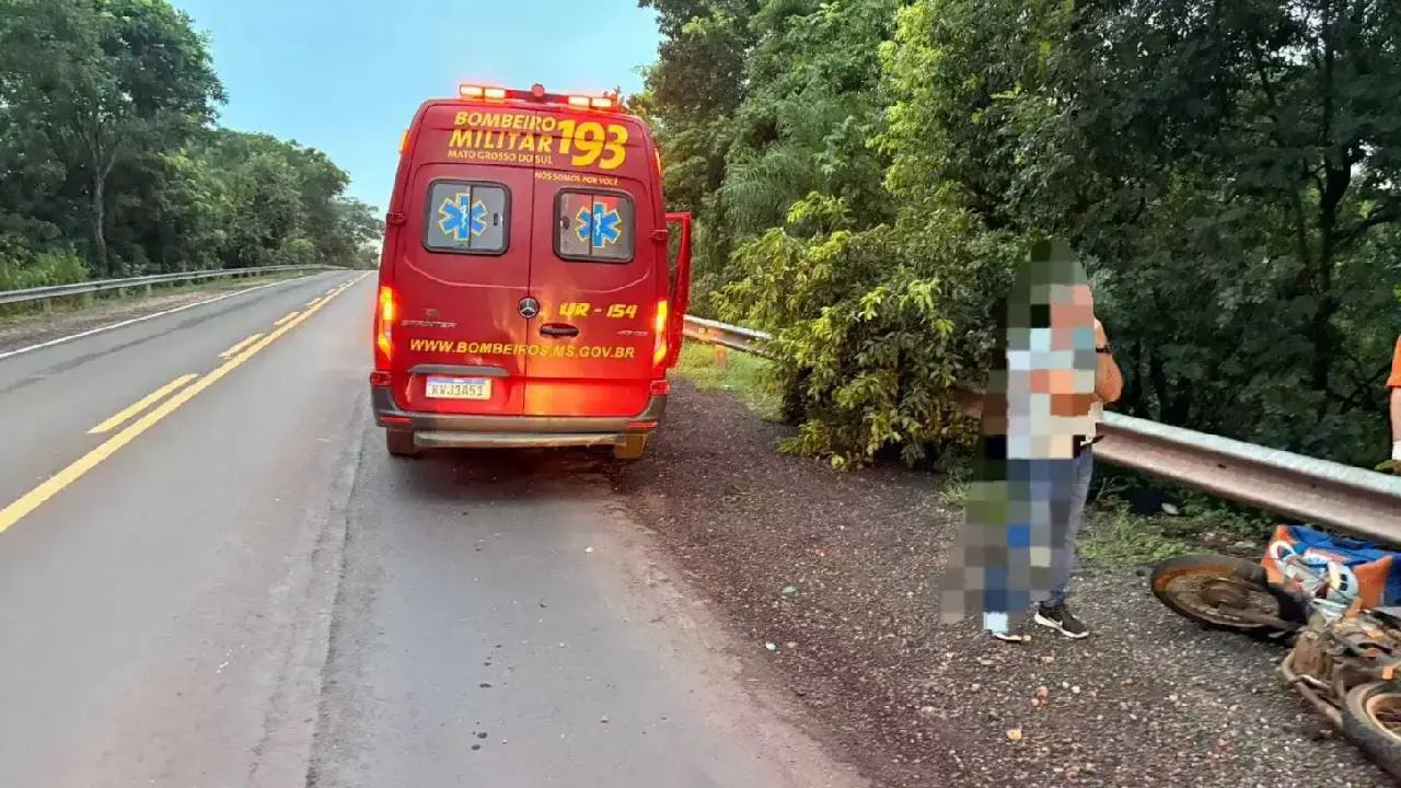 Passageira de moto morre ao ser arremessada em ribanceira da BR-262
