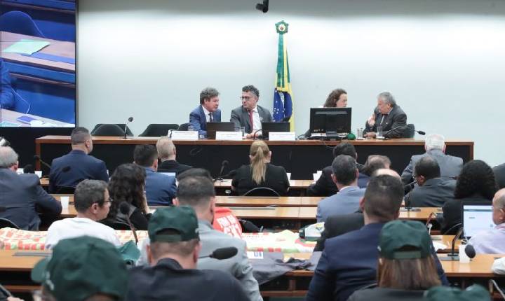 Representantes de centrais sindicais pedem fim da escala 6x1 sem transição