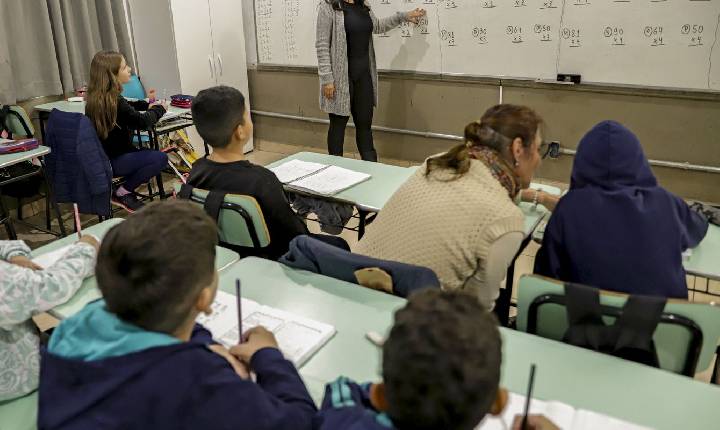 Senado aprova MP que estabelece piso de R$ 5.130 para professores