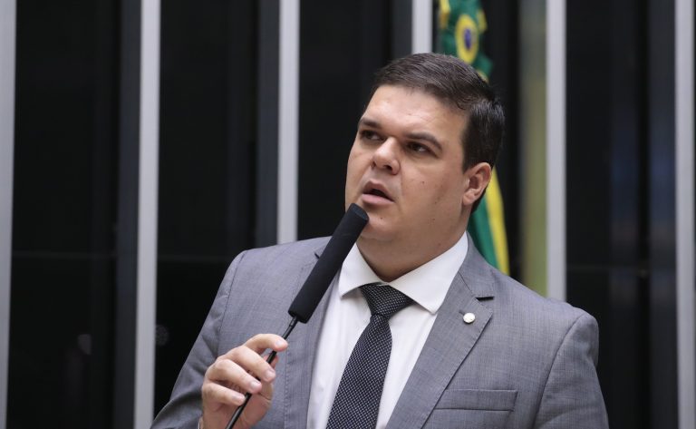 Comissão aprova pena maior para crime cometido com uso de IA contra idoso e pessoa com deficiência