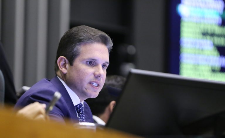 Deputados analisam projeto que transforma cargos do STJ; acompanhe