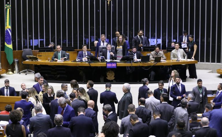 Plenário da Câmara dos Deputados reúne-se nesta tarde com pauta cheia
