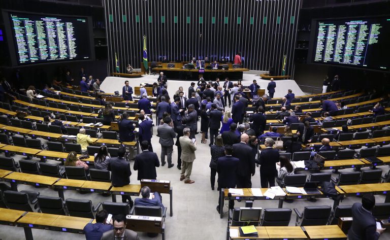 Câmara aprova urgência e analisa projeto que amplia número de deputados; acompanhe