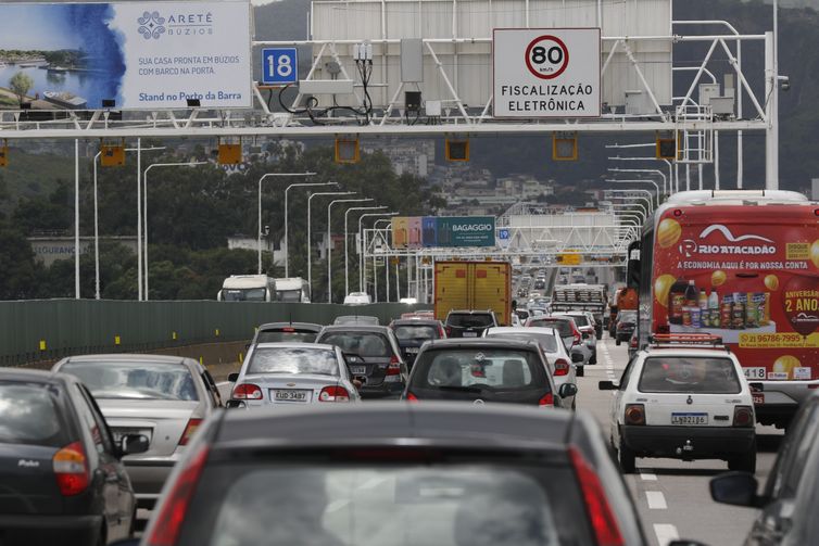 Carro é o principal meio de transporte para o trabalho, diz Censo