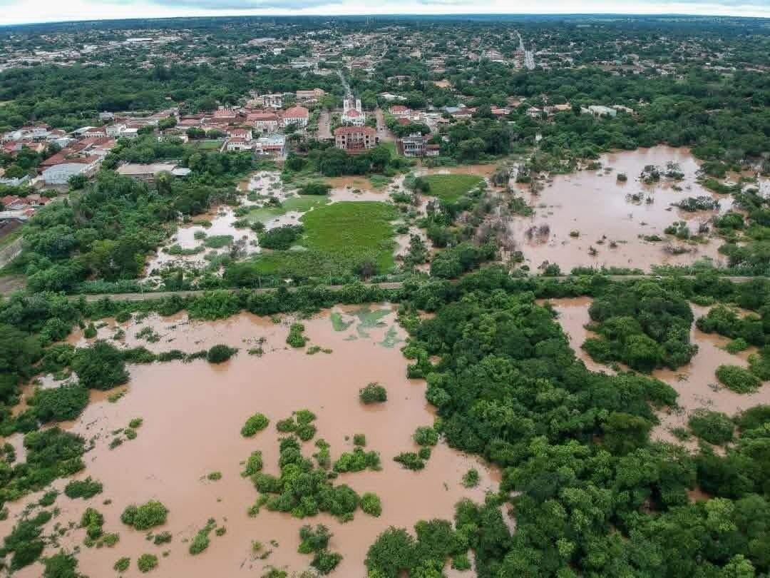 Campinho virou piscina, rio ultrapassa cota e segue em elevação em Aquidauana