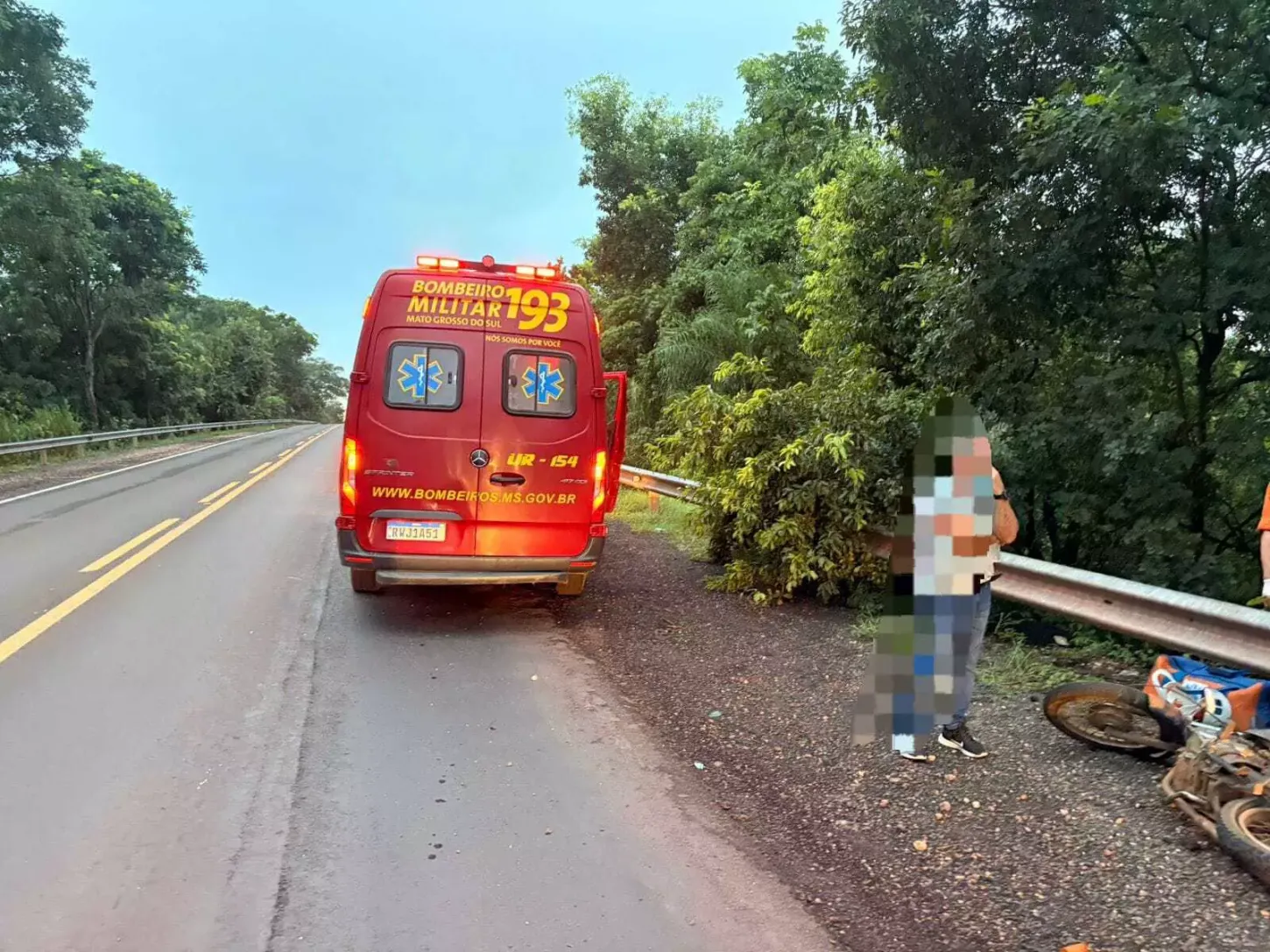 Passageira de moto morre ao ser arremessada em ribanceira da BR-262